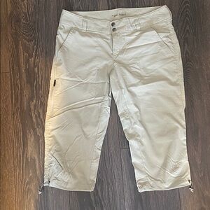 Columbia womens Light Tan Cargo capris